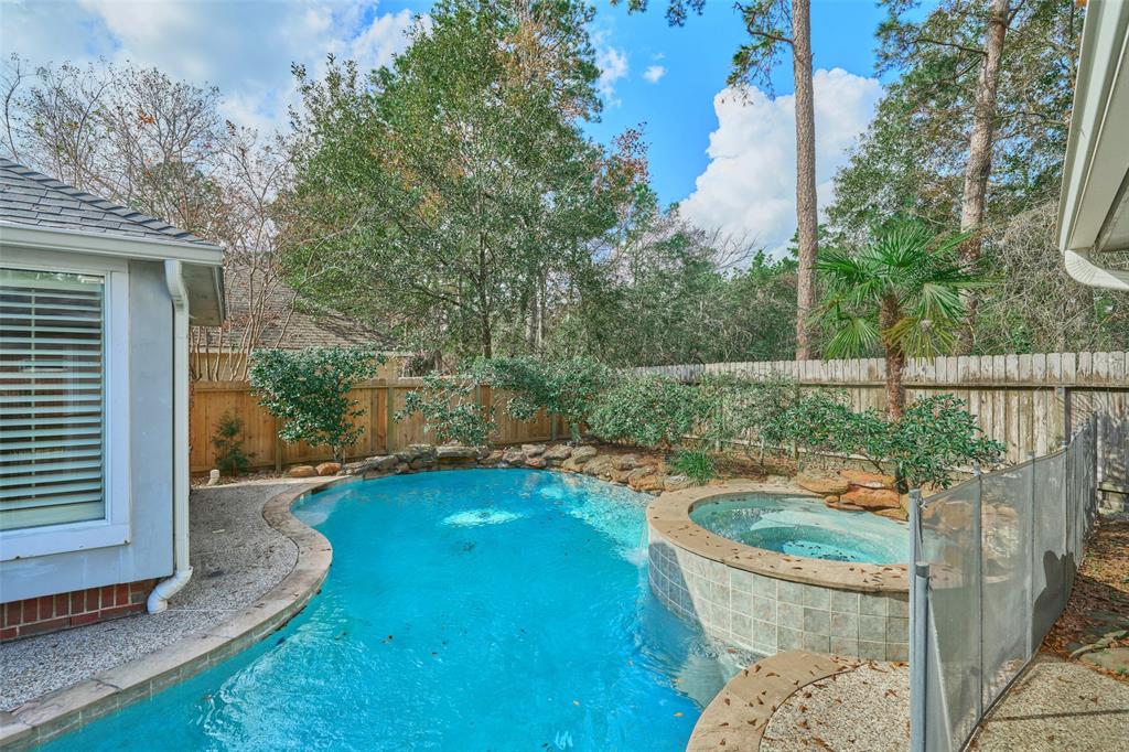 98 E Amberglow Circle, The Woodlands, Texas image 33