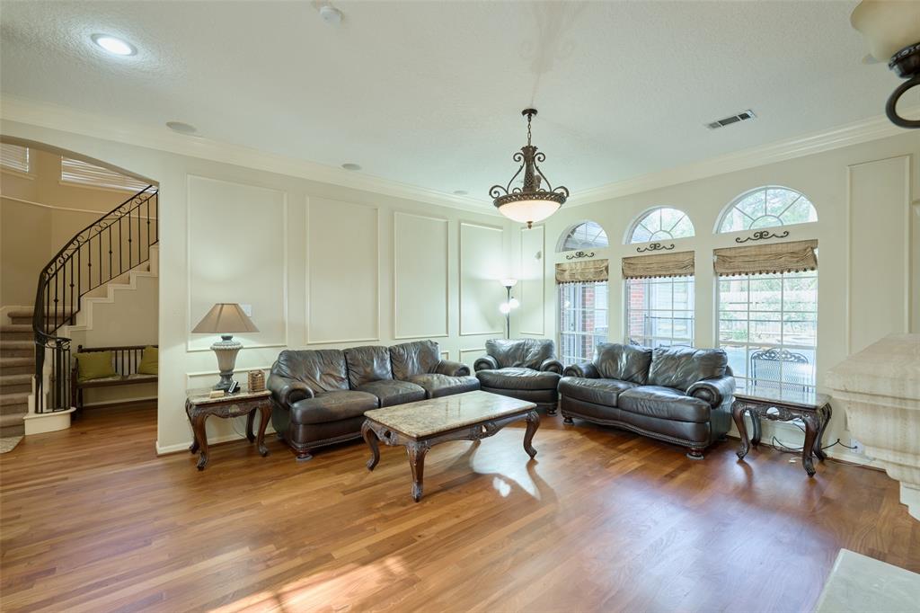 98 E Amberglow Circle, The Woodlands, Texas image 11