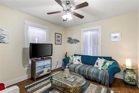 Single Family Residence in Galveston TX 1302 Avenue M 1/2 14.jpg