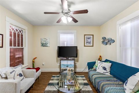 Single Family Residence in Galveston TX 1302 Avenue M 1/2 15.jpg