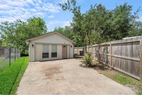 Single Family Residence in La Marque TX 2009 Bogatto Street 12.jpg