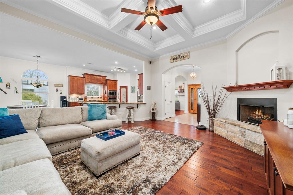 438 Winchester Trail, Angleton, Texas image 8