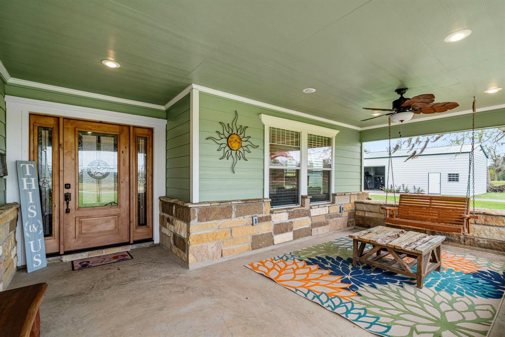 438 Winchester Trail, Angleton, Texas image 3