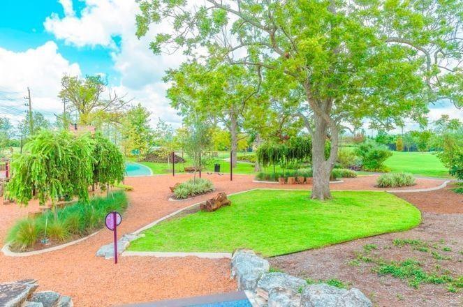 4750 Sunset Circle, Sugar Land, Texas image 8