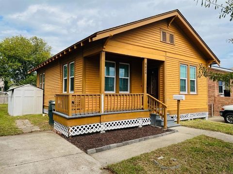 Single Family Residence in Galveston TX 5624 Avenue P 1/2.jpg