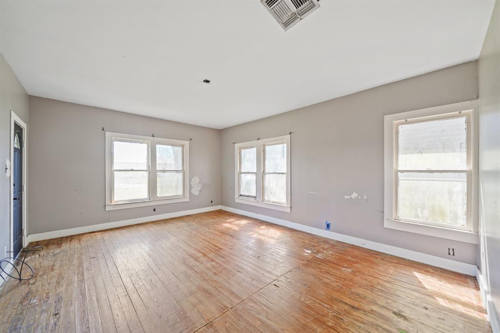 1105 N Rusk Street, Wharton, Texas image 4