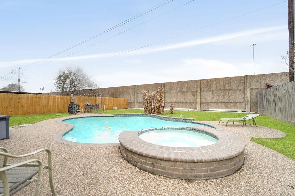 7710 Eight Willows Road, Missouri City, Texas image 3