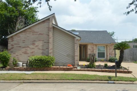 Single Family Residence in Houston TX 8502 Fawn Terrace Drive.jpg