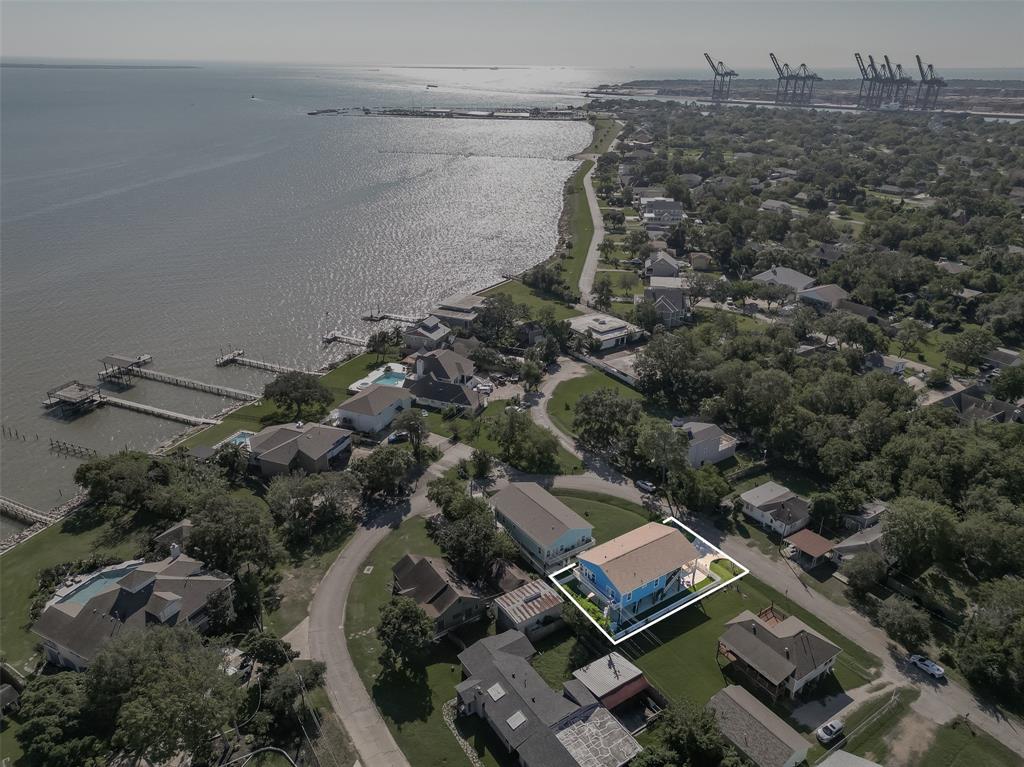 108 Bay Oaks Drive, La Porte, Texas image 3
