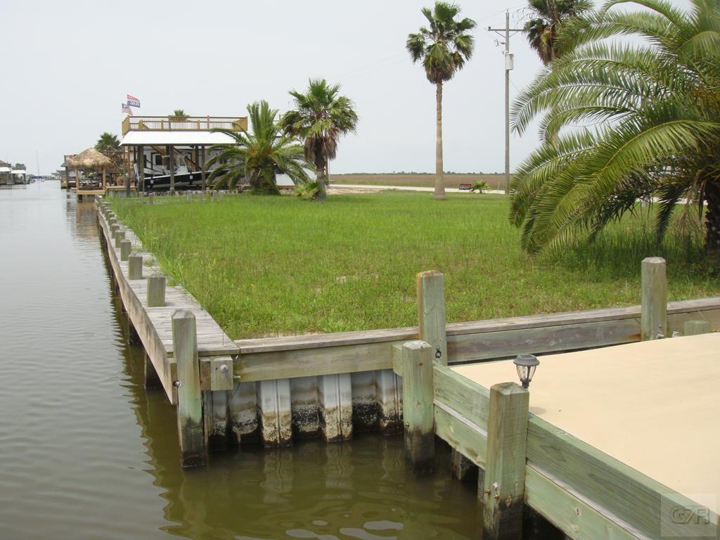 1167 N Stingaree Drive, Crystal Beach, Texas image 3