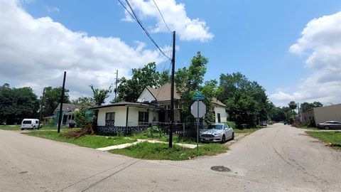 Single Family Residence in Houston TX 1912 Gentry Street.jpg