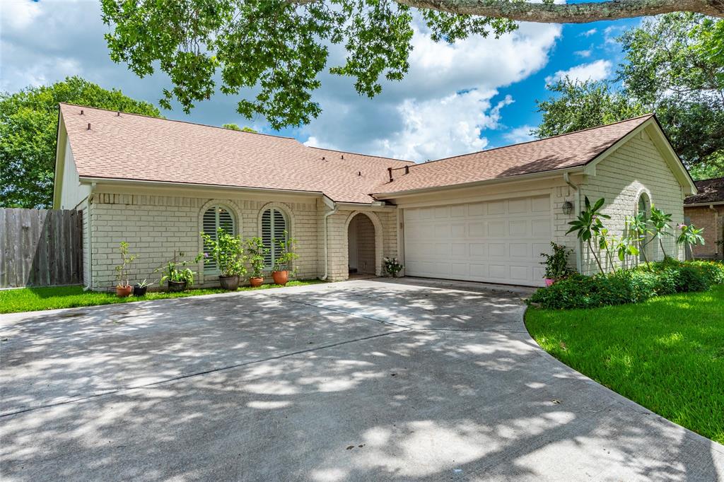 205 Palm Aire Drive, Friendswood, Texas image 3