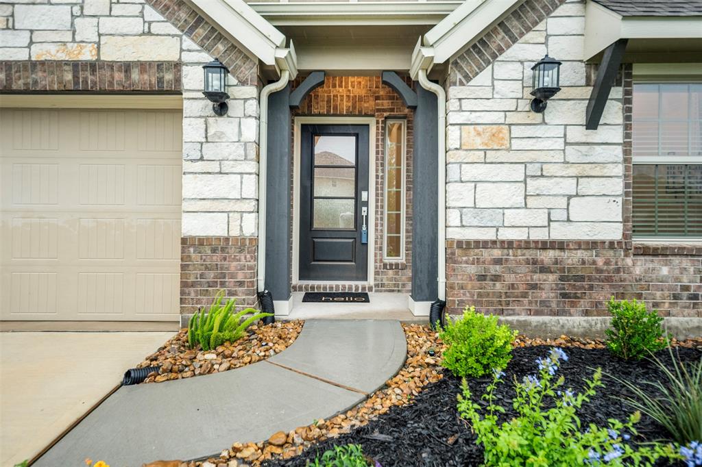 9211 Spanish Hills Drive, Baytown, Texas image 2