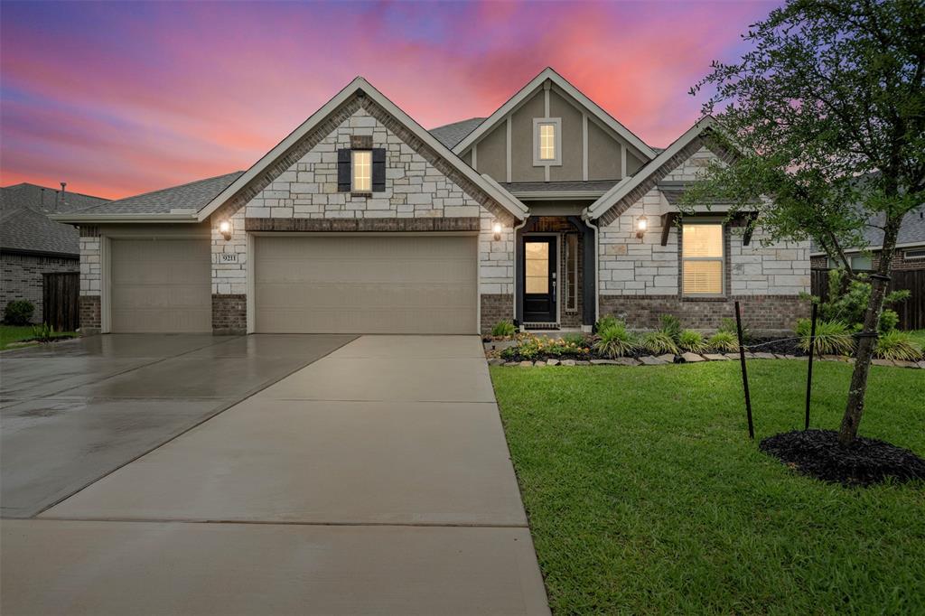 9211 Spanish Hills Drive, Baytown, Texas image 1