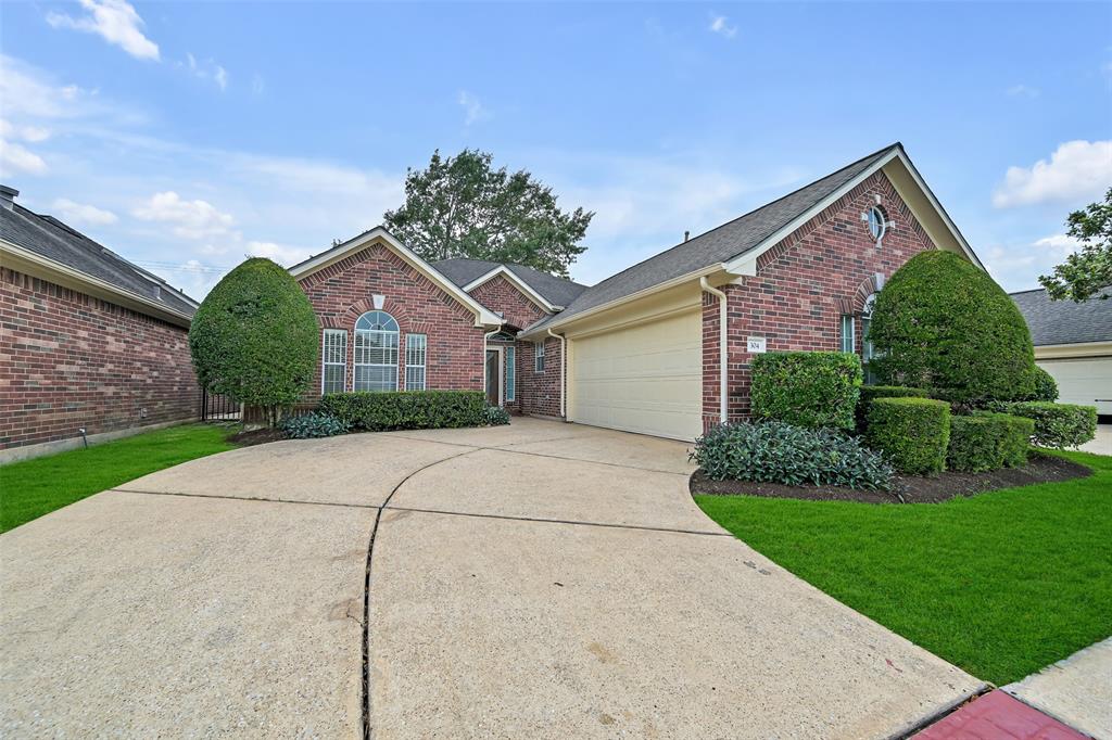 304 Pine Creek Drive, Friendswood, Texas image 2