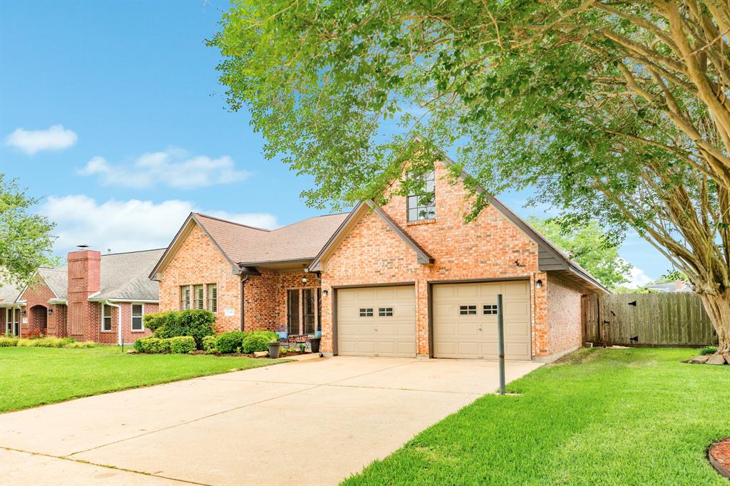 114 Zinnia Street, Lake Jackson, Texas image 2