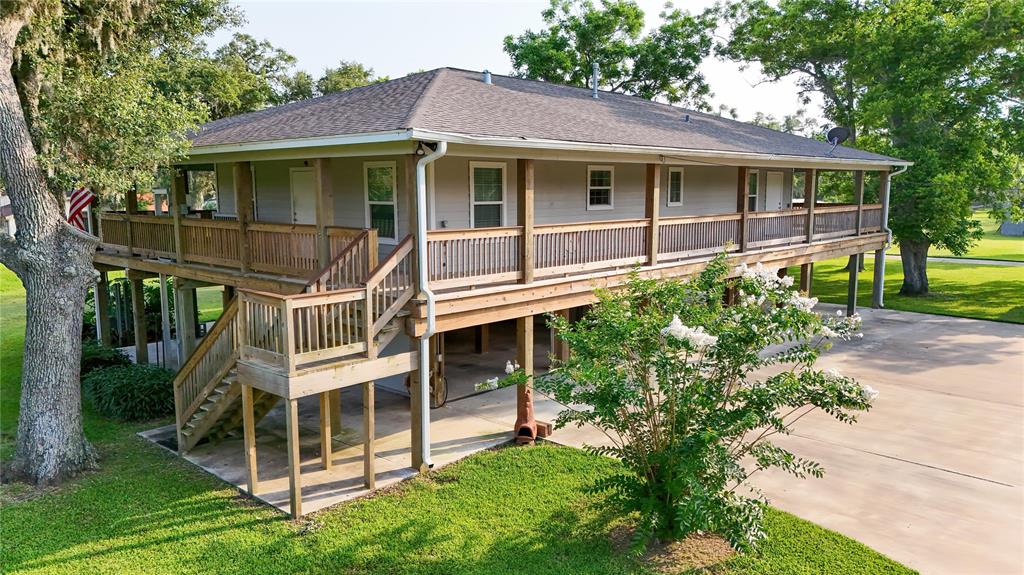 915 Live Oak Drive, Jones Creek, Texas image 2