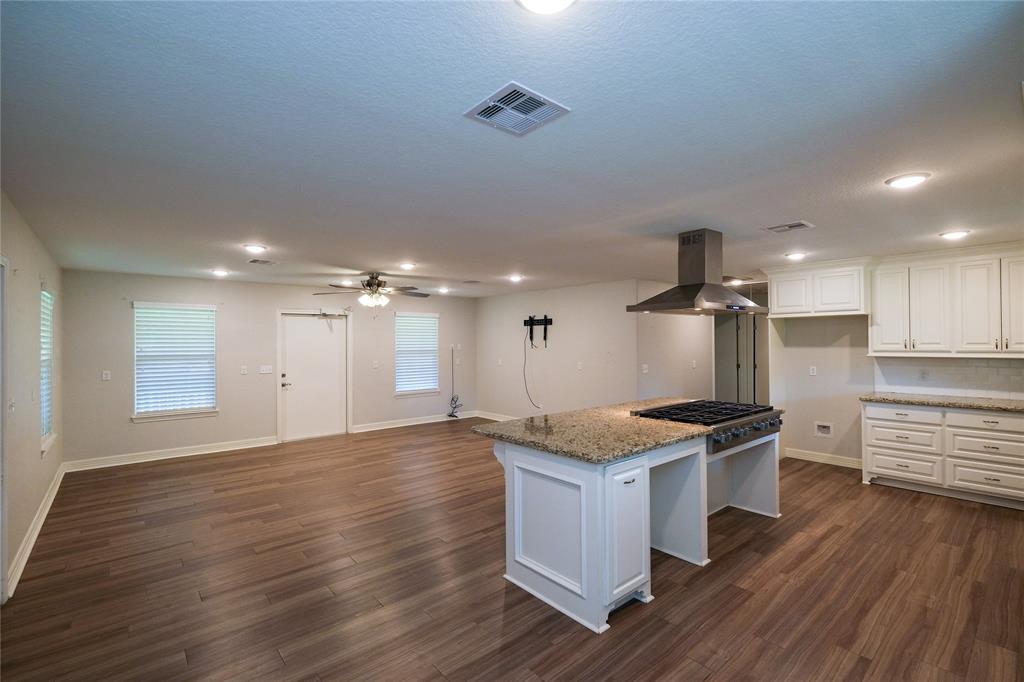 915 Live Oak Drive, Jones Creek, Texas image 3