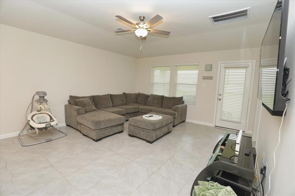 2051 W Darlington Oak Court, Conroe, Texas image 2