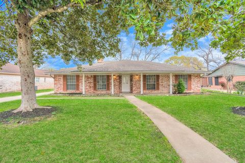 Single Family Residence in Richmond TX 800 Fairway Drive.jpg