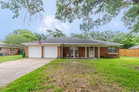 Single Family Residence in Angleton TX 1426 Lawn Drive.jpg