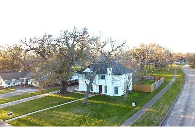 102 Banyan Street, Lake Jackson, Texas image 2