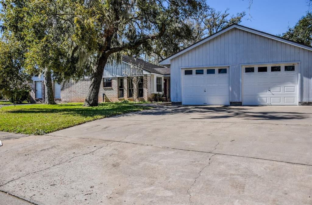 102 Arrowwood Street, Lake Jackson, Texas image 19