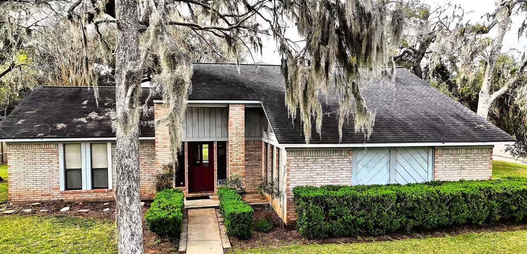 102 Arrowwood Street, Lake Jackson, Texas image 2