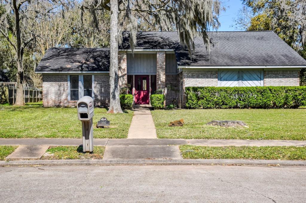102 Arrowwood Street, Lake Jackson, Texas image 3