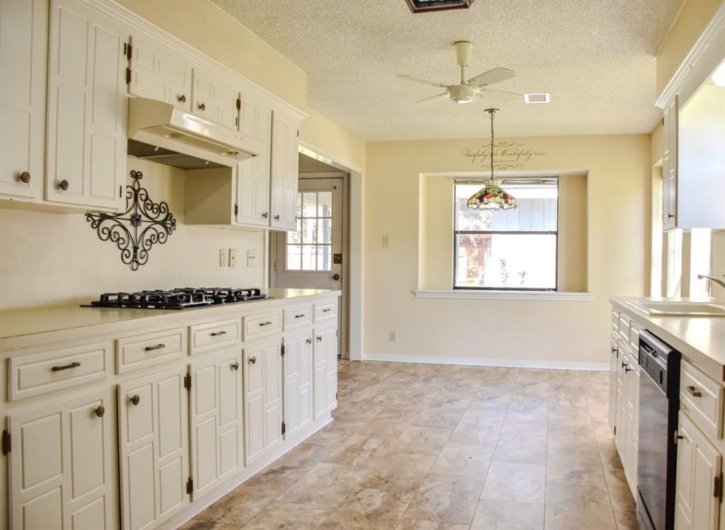 102 Arrowwood Street, Lake Jackson, Texas image 6