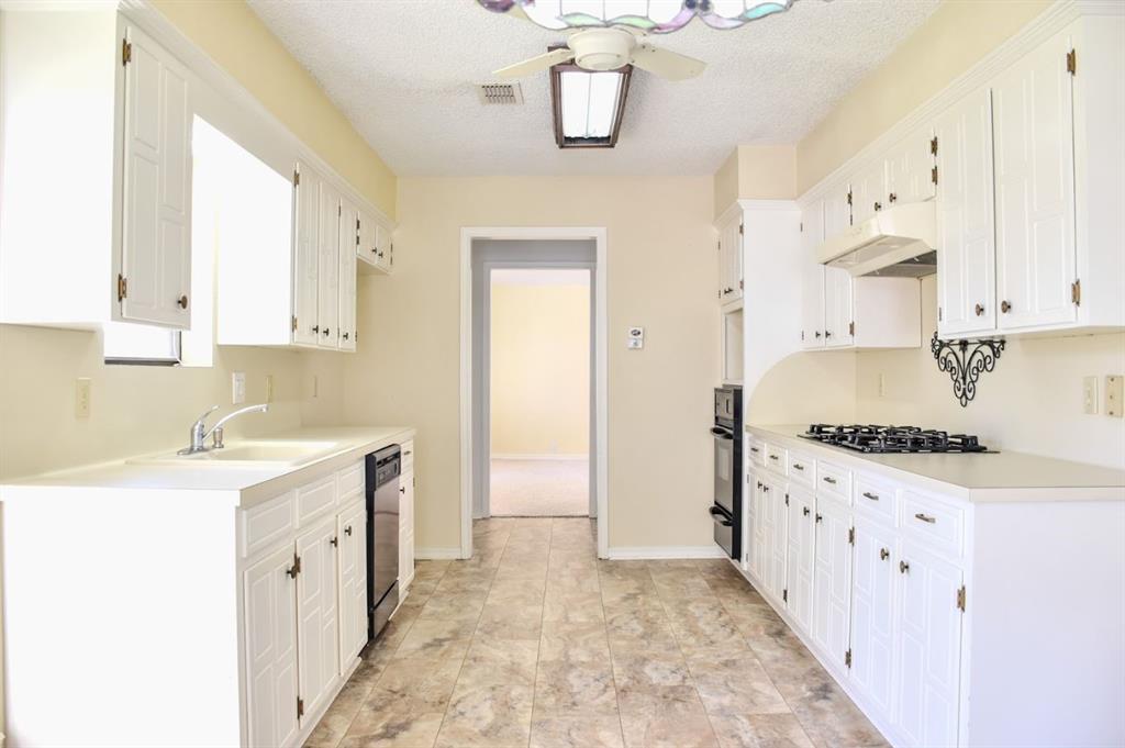 102 Arrowwood Street, Lake Jackson, Texas image 7