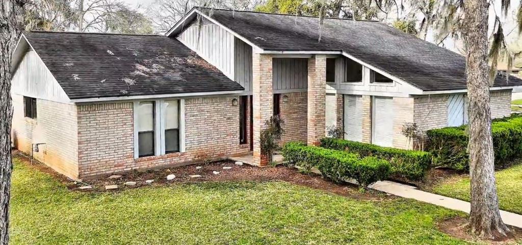 102 Arrowwood Street, Lake Jackson, Texas image 1