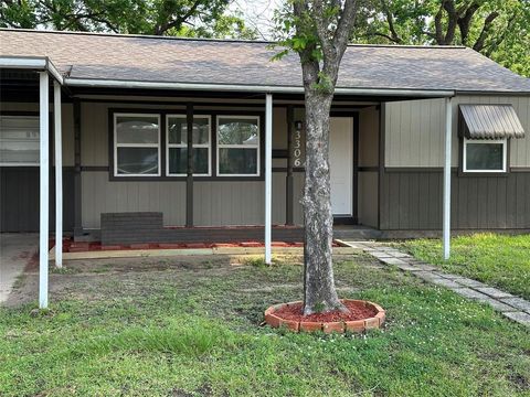 Single Family Residence in Houston TX 3306 Cliffmarshall Street.jpg