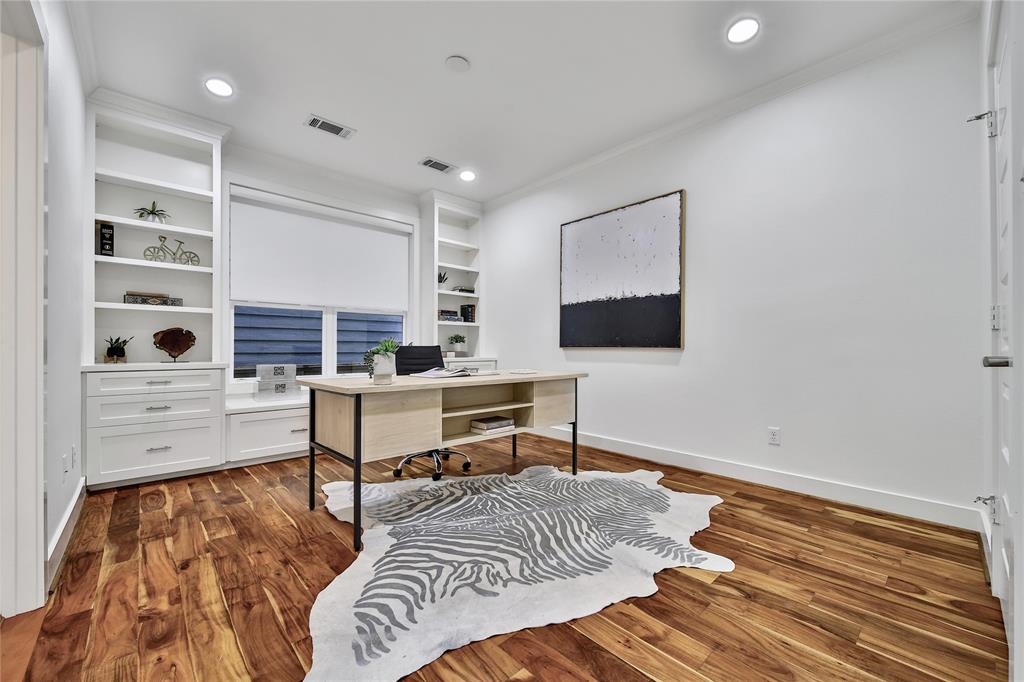 1061 W 17th Street