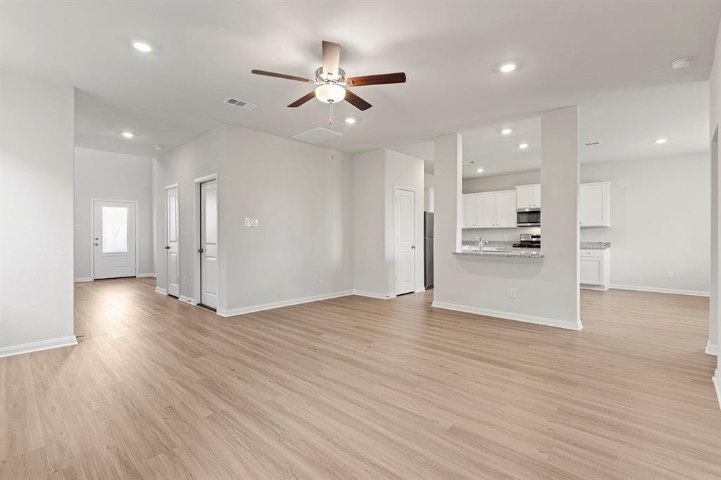 1107 Whispering Winds Drive, Beasley, Texas image 7