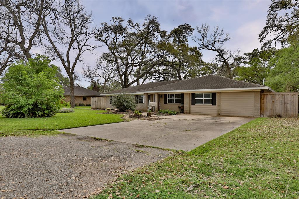 119 Willenberg Road, Lake Jackson, Texas image 2