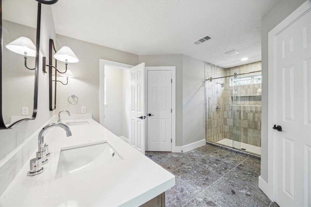 11910 Knobcrest Drive, Houston, Texas image 4