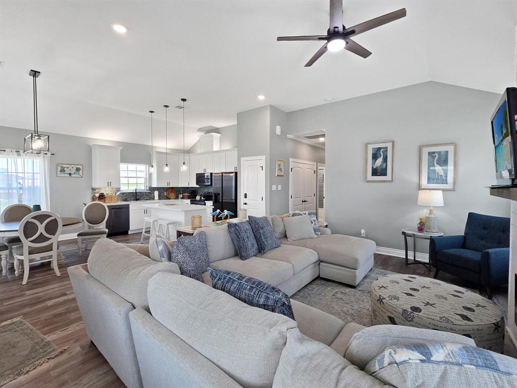 979 Fisherman Drive S