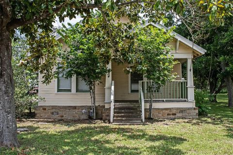 Single Family Residence in Bellville TX 524 West Main St.jpg