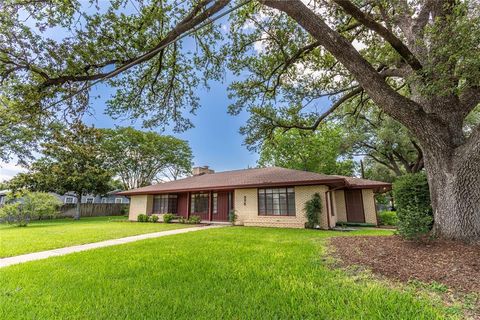 Photo of 322 E Obryant Street, Bellville, TX 77418 (MLS # 10767918)