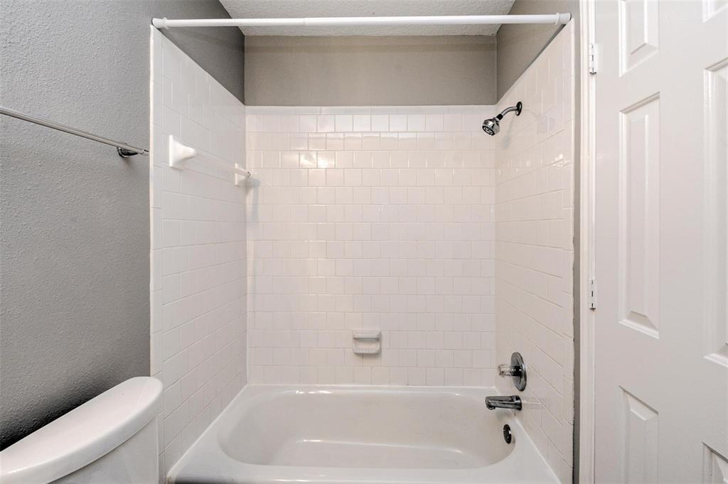 2410 Caroline Street, Dickinson, Texas image 11