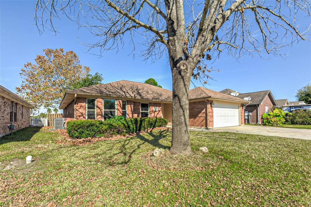 2410 Caroline Street, Dickinson, Texas image 2