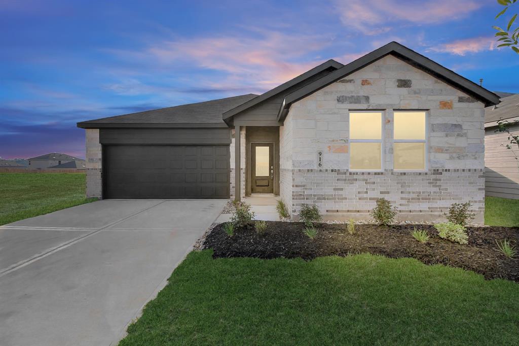 916 Garden Path Drive, Willis, Texas image 2
