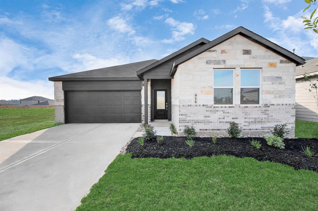 916 Garden Path Drive, Willis, Texas image 3