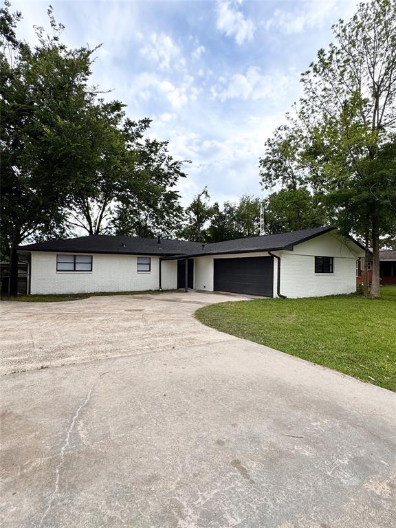 112 Honeysuckle Drive, Baytown, Texas image 1