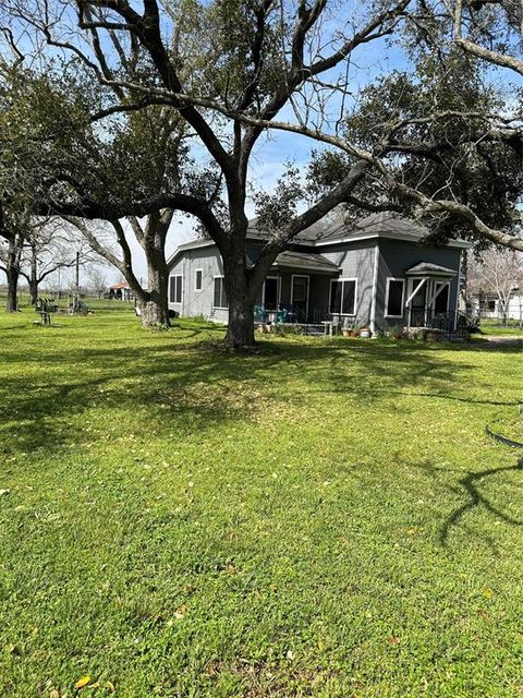 Single Family Residence in Eagle Lake TX 309 Austin Road 2.jpg