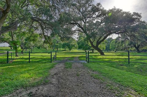 600 Artesian Park Ln Brenham TX 77833