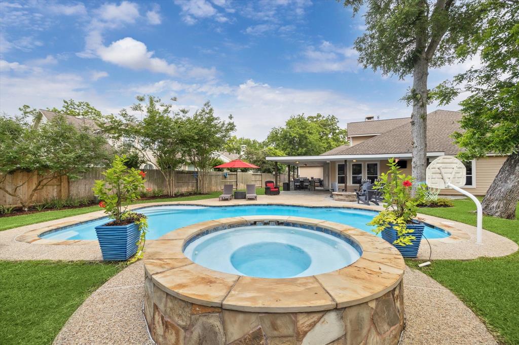 1603 Evening Bend Court, Sugar Land, Texas image 3