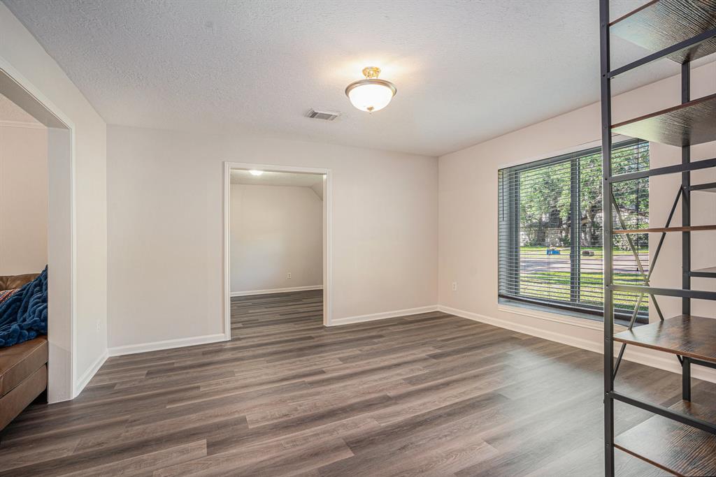1019 Willow Vale Drive, Seabrook, Texas image 9