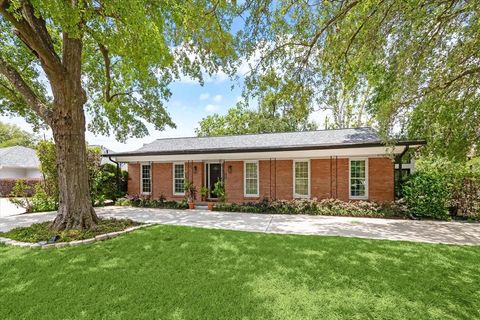 Photo of 1902 Chimney Rock Road, Houston, TX 77056 (MLS # 58547326)